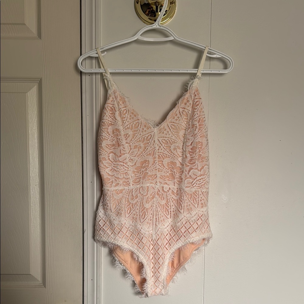 NWOT - Boohoo Peach Lace Bodysuit